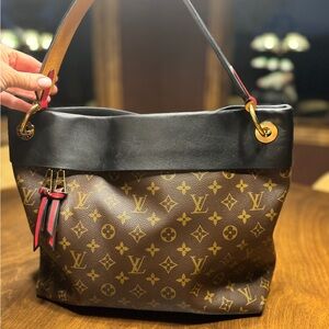 Louis Vuitton
Tuileries Hobo Monogram Canvas bag with Leather shoulder strap
